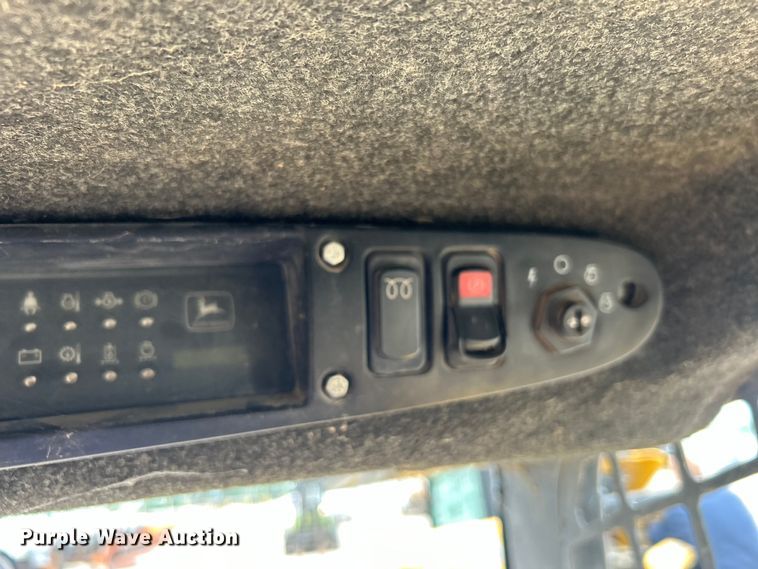 image for item DO1103 2001 John Deere 250 skid steer loader