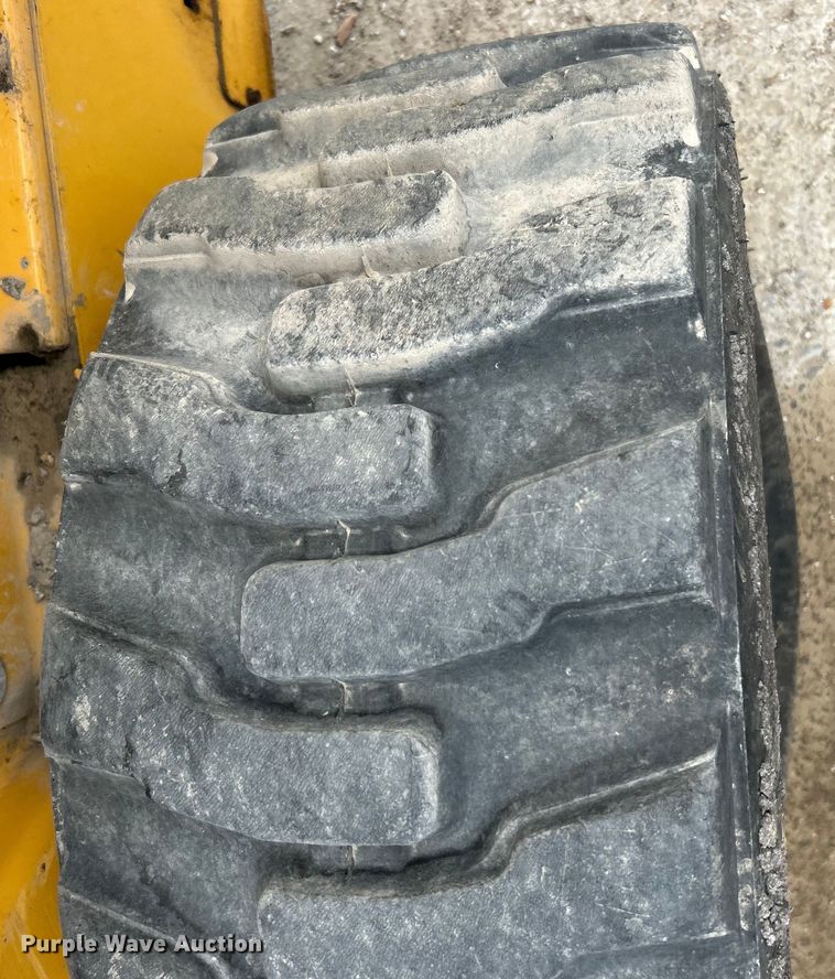 image for item DO1103 2001 John Deere 250 skid steer loader