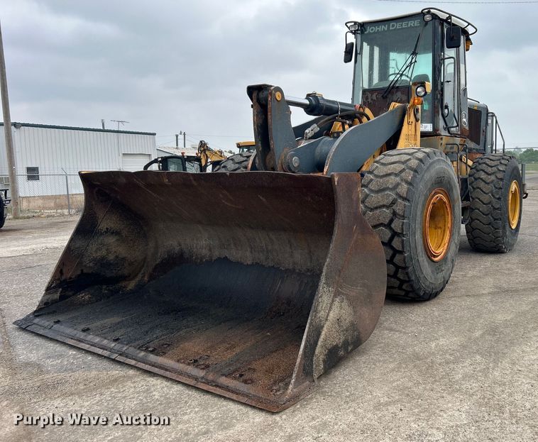 image for item DO1105 2004 John Deere 724J wheel loader