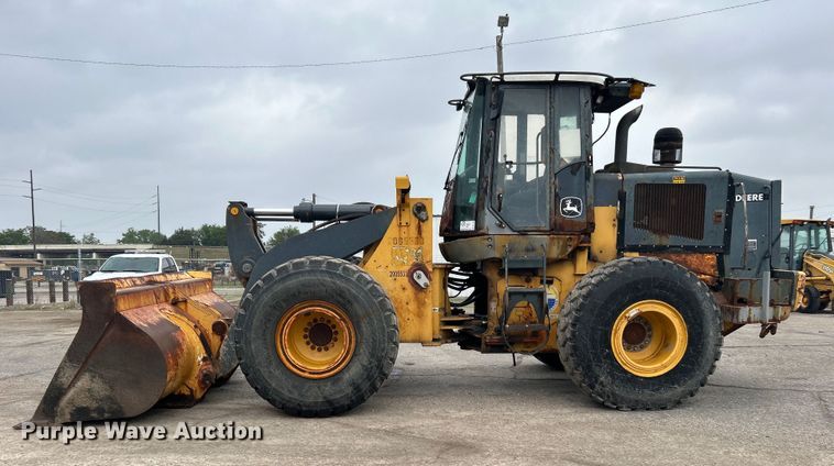 image for item DO1105 2004 John Deere 724J wheel loader
