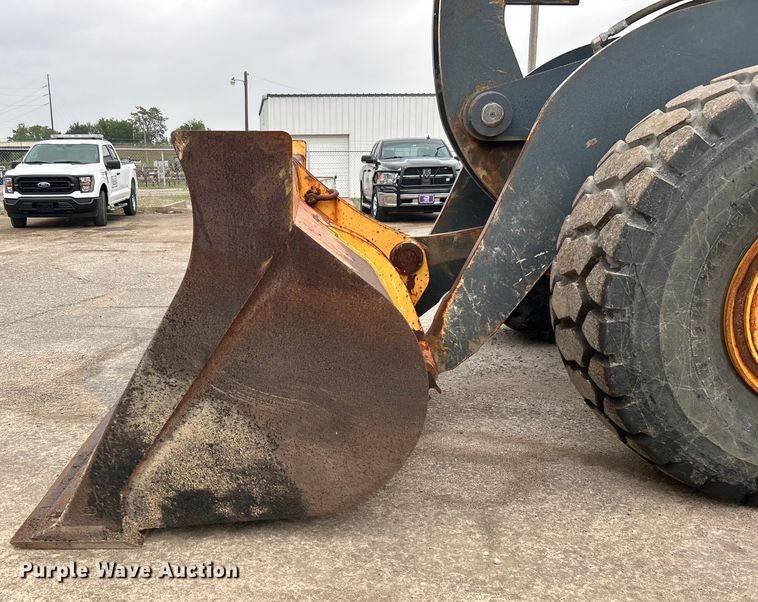 image for item DO1105 2004 John Deere 724J wheel loader