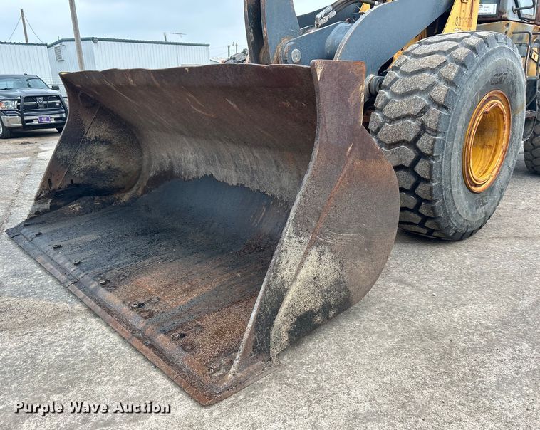 image for item DO1105 2004 John Deere 724J wheel loader