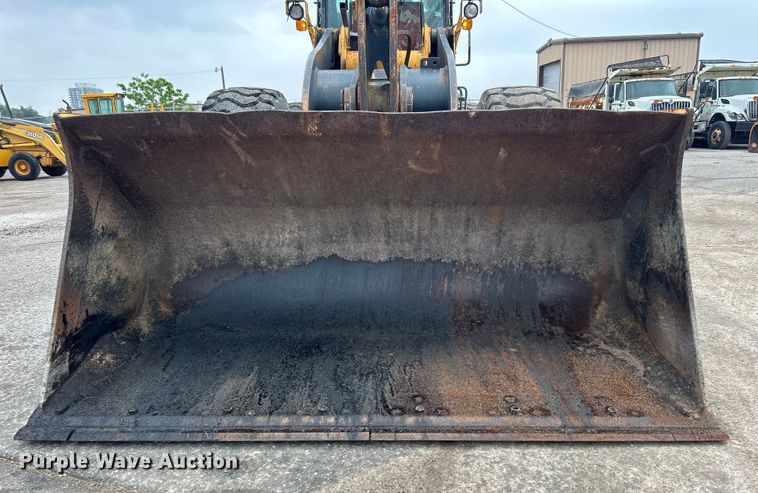 image for item DO1105 2004 John Deere 724J wheel loader