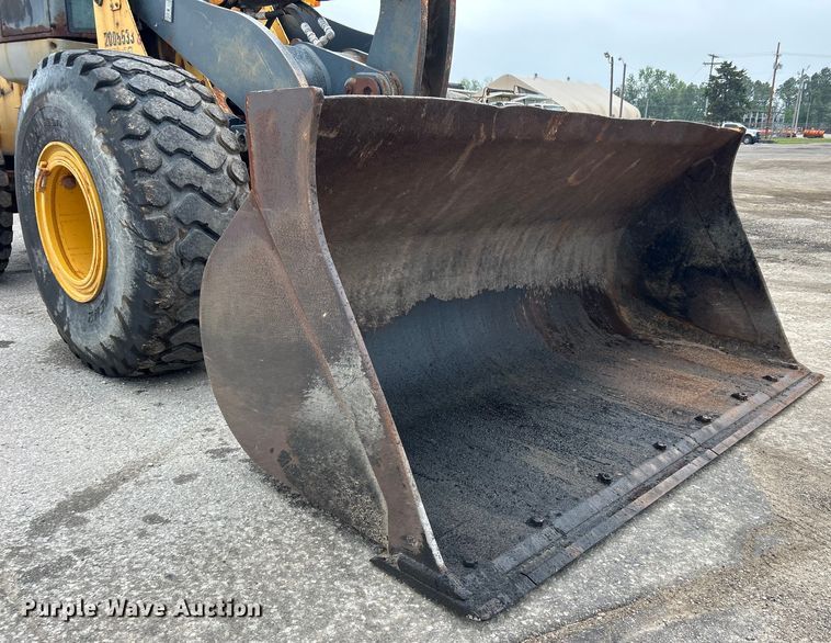 image for item DO1105 2004 John Deere 724J wheel loader