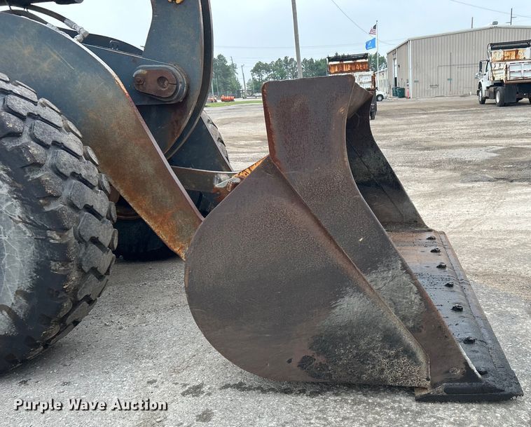 image for item DO1105 2004 John Deere 724J wheel loader