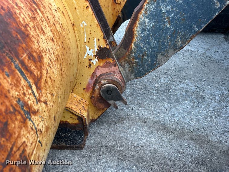 image for item DO1105 2004 John Deere 724J wheel loader