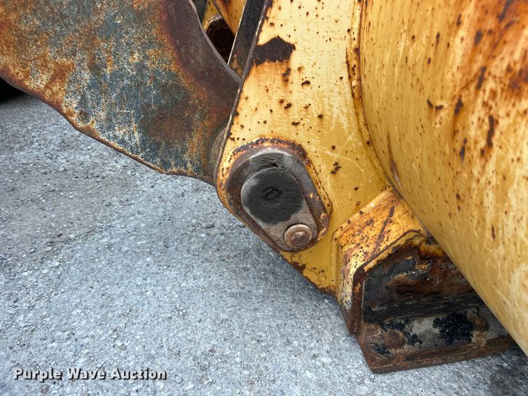 image for item DO1105 2004 John Deere 724J wheel loader