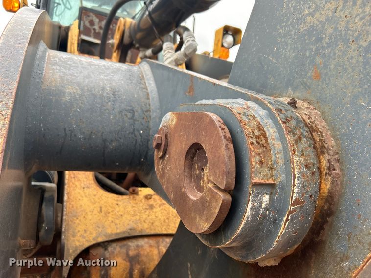 image for item DO1105 2004 John Deere 724J wheel loader