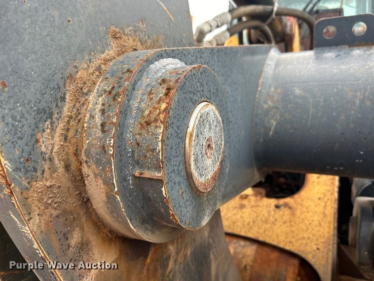 image for item DO1105 2004 John Deere 724J wheel loader