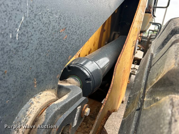 image for item DO1105 2004 John Deere 724J wheel loader