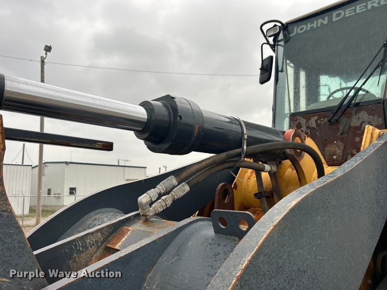 image for item DO1105 2004 John Deere 724J wheel loader
