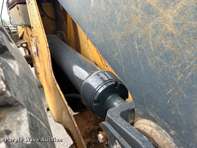 image for item DO1105 2004 John Deere 724J wheel loader