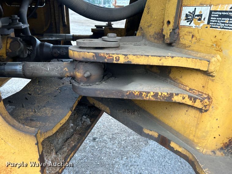 image for item DO1105 2004 John Deere 724J wheel loader