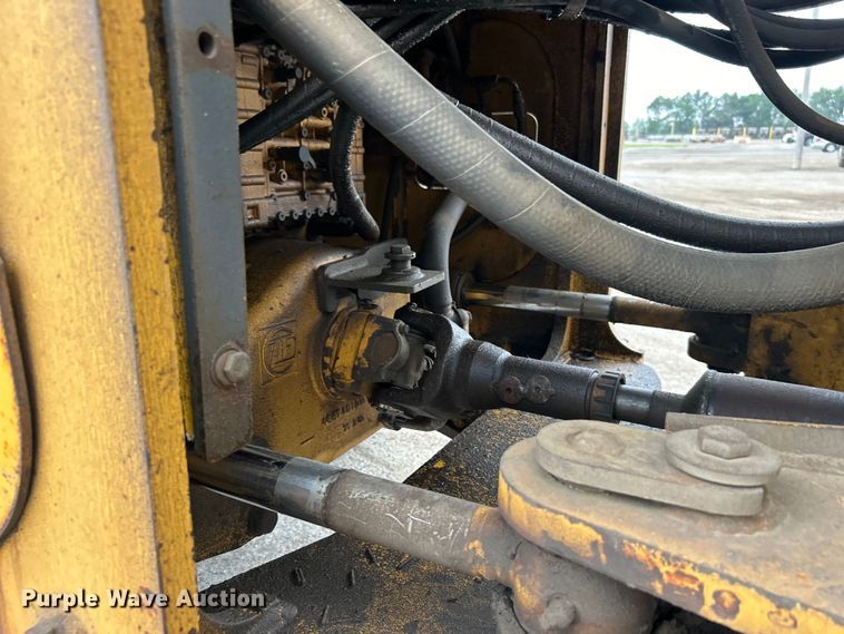 image for item DO1105 2004 John Deere 724J wheel loader