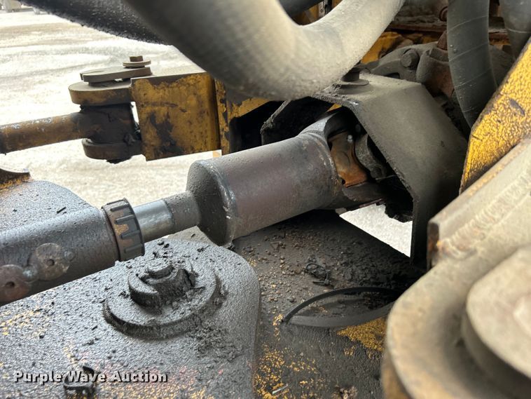 image for item DO1105 2004 John Deere 724J wheel loader