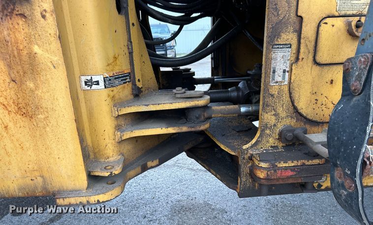 image for item DO1105 2004 John Deere 724J wheel loader