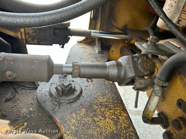 image for item DO1105 2004 John Deere 724J wheel loader