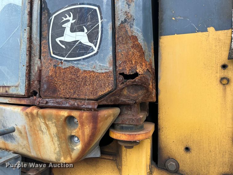 image for item DO1105 2004 John Deere 724J wheel loader