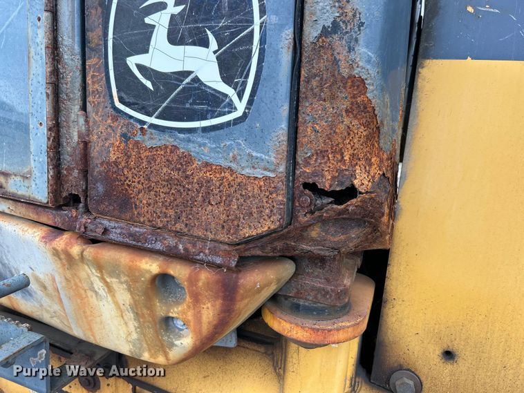 image for item DO1105 2004 John Deere 724J wheel loader