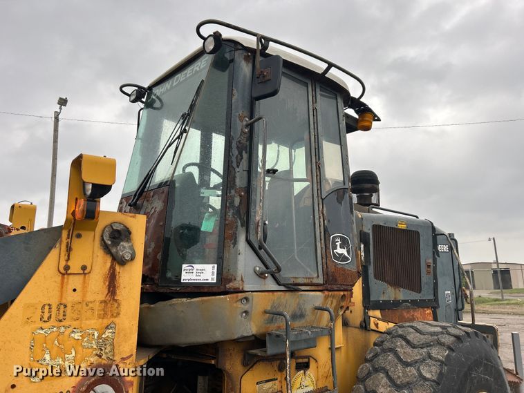 image for item DO1105 2004 John Deere 724J wheel loader