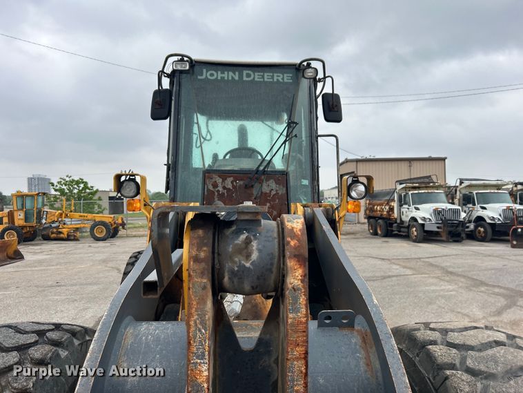 image for item DO1105 2004 John Deere 724J wheel loader