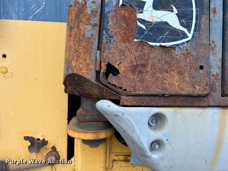 image for item DO1105 2004 John Deere 724J wheel loader