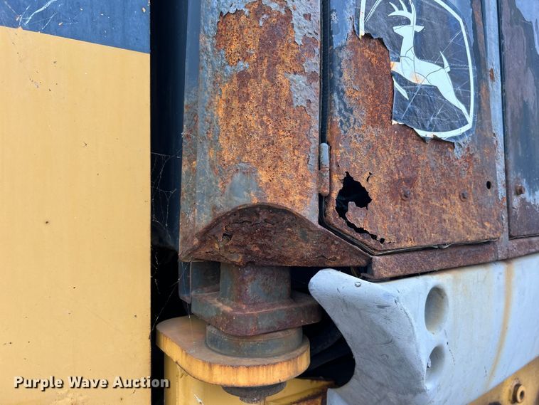 image for item DO1105 2004 John Deere 724J wheel loader