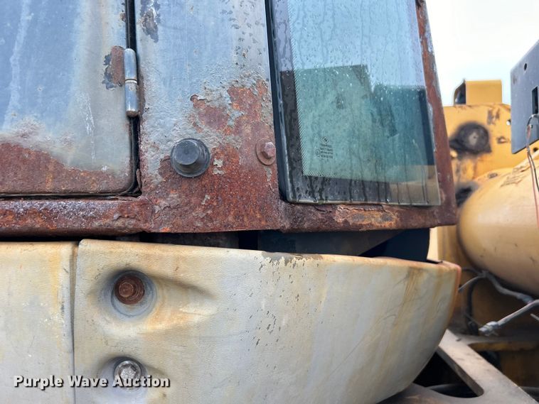 image for item DO1105 2004 John Deere 724J wheel loader