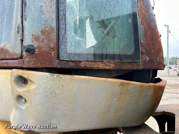 image for item DO1105 2004 John Deere 724J wheel loader