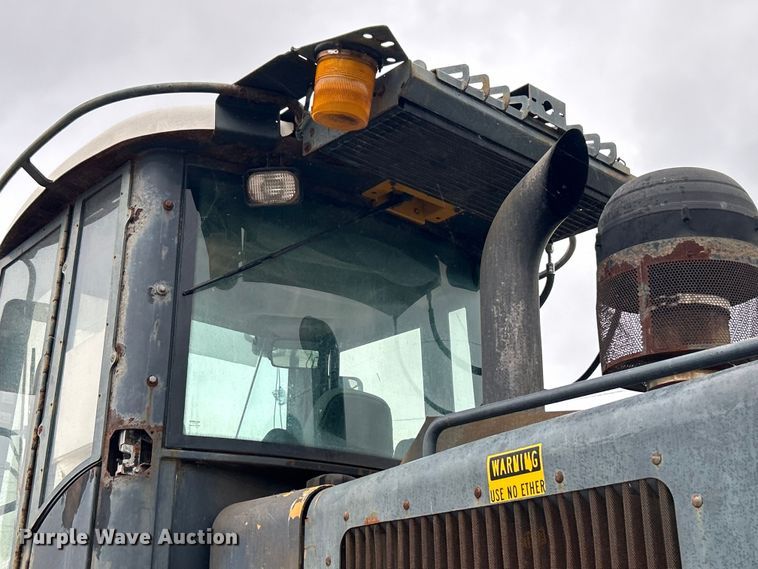 image for item DO1105 2004 John Deere 724J wheel loader