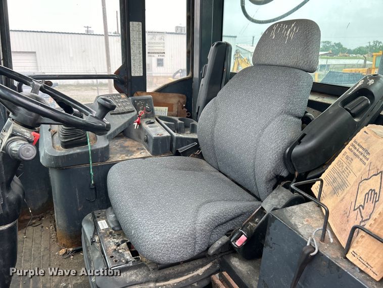 image for item DO1105 2004 John Deere 724J wheel loader