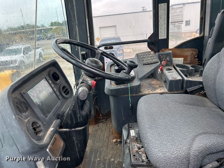 image for item DO1105 2004 John Deere 724J wheel loader