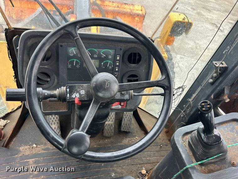 image for item DO1105 2004 John Deere 724J wheel loader