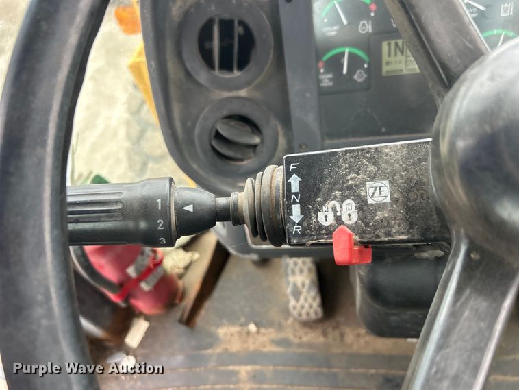 image for item DO1105 2004 John Deere 724J wheel loader