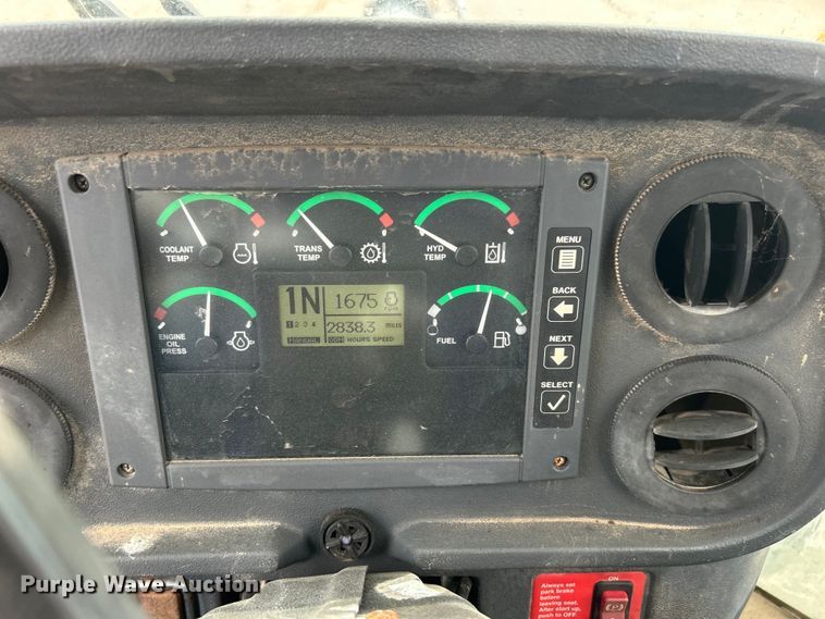 image for item DO1105 2004 John Deere 724J wheel loader