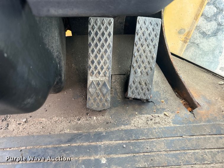 image for item DO1105 2004 John Deere 724J wheel loader