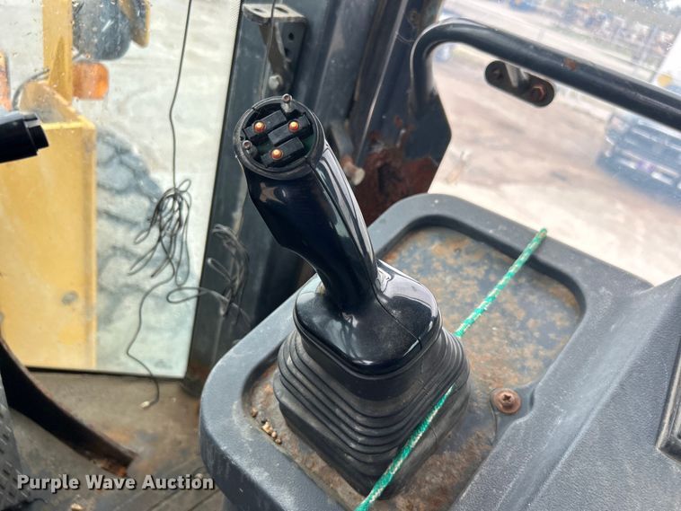 image for item DO1105 2004 John Deere 724J wheel loader