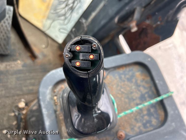 image for item DO1105 2004 John Deere 724J wheel loader