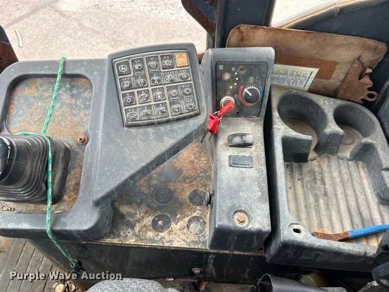 image for item DO1105 2004 John Deere 724J wheel loader