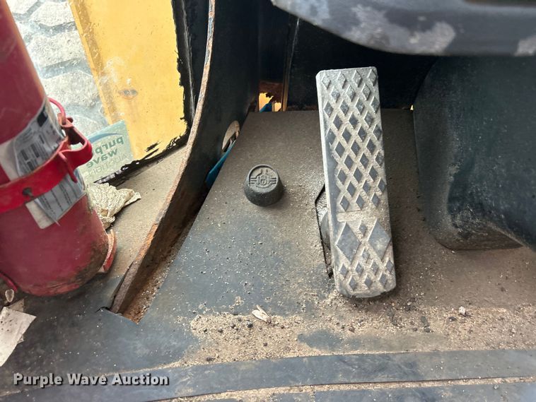 image for item DO1105 2004 John Deere 724J wheel loader