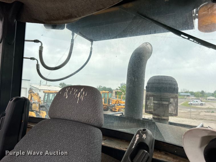 image for item DO1105 2004 John Deere 724J wheel loader