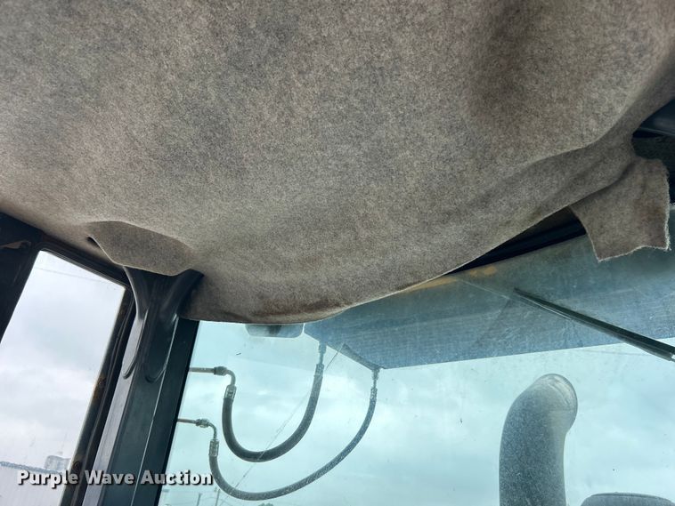 image for item DO1105 2004 John Deere 724J wheel loader