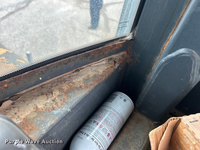 image for item DO1105 2004 John Deere 724J wheel loader