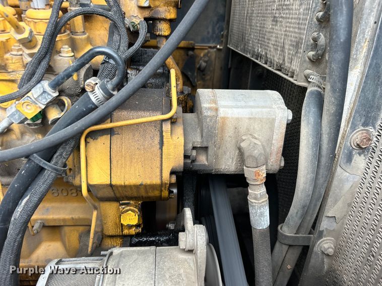 image for item DO1105 2004 John Deere 724J wheel loader