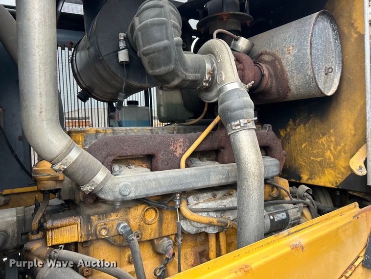 image for item DO1105 2004 John Deere 724J wheel loader