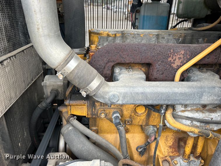 image for item DO1105 2004 John Deere 724J wheel loader