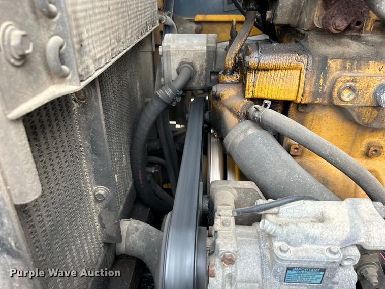 image for item DO1105 2004 John Deere 724J wheel loader