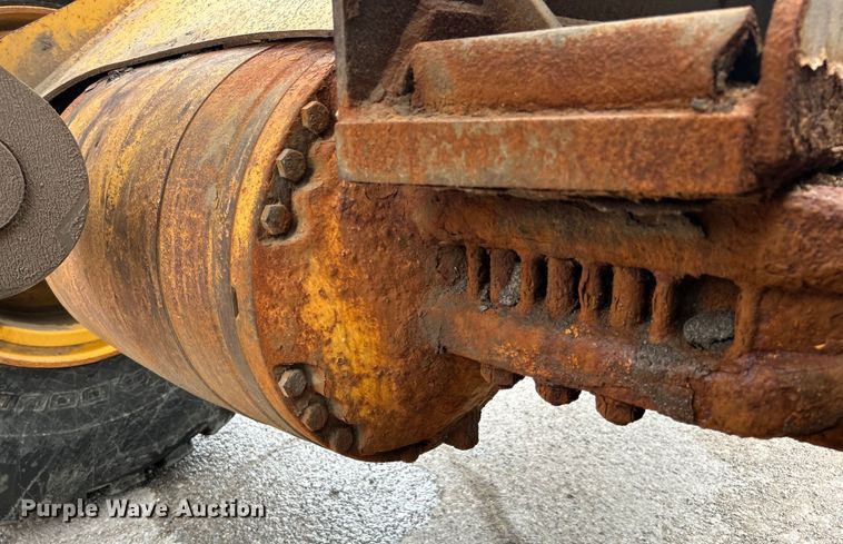 image for item DO1105 2004 John Deere 724J wheel loader