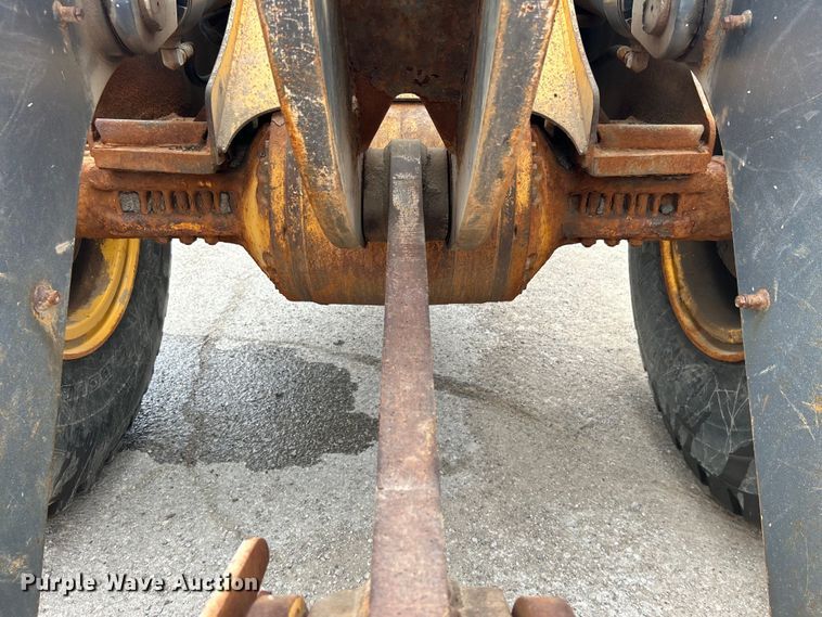 image for item DO1105 2004 John Deere 724J wheel loader