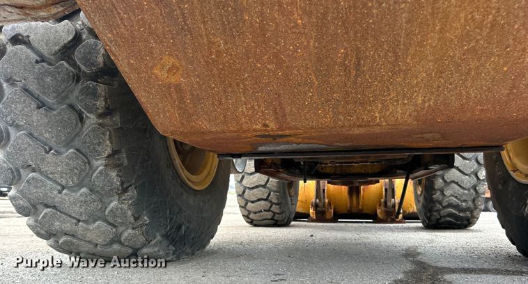 image for item DO1105 2004 John Deere 724J wheel loader